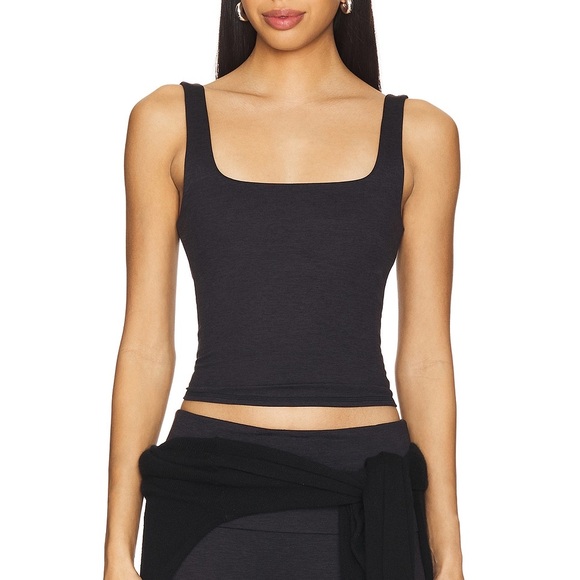 AMAZON Black Fitted Crop Tank Top!❤️🎁 - Picture 3 of 16